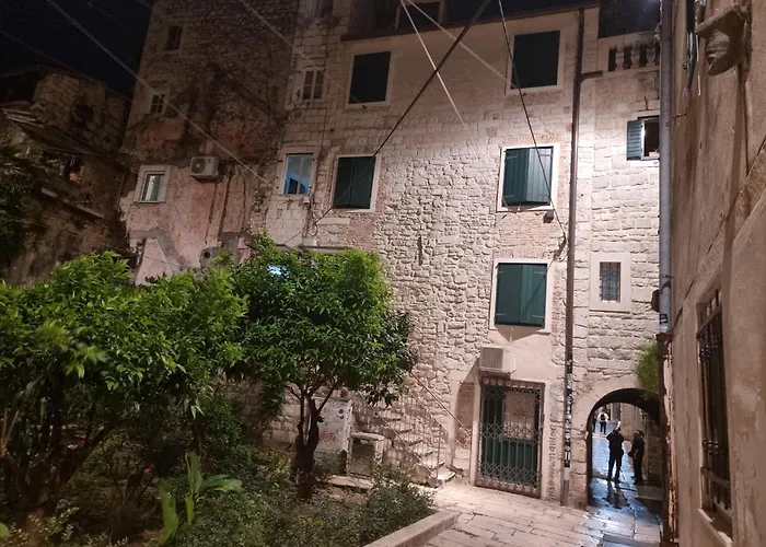 Center D16 In The Ancient Palace