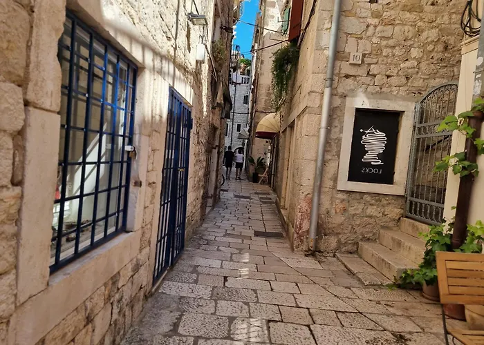 Center D16 In The Ancient Palace *